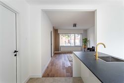 Rustig wonen, midden in het centrum van Destelbergen. Deze kwalitatief gerenoveerde woning ligt in een groene, bomenrijke straat en verrast binnen met...