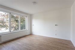 Rustig wonen, midden in het centrum van Destelbergen. Deze kwalitatief gerenoveerde woning ligt in een groene, bomenrijke straat en verrast binnen met...