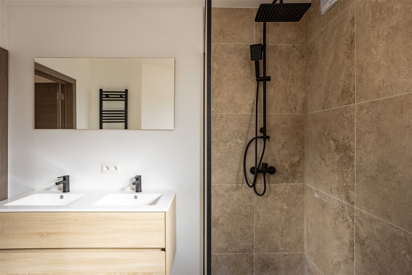 Rustig wonen, midden in het centrum van Destelbergen. Deze kwalitatief gerenoveerde woning ligt in een groene, bomenrijke straat en verrast binnen met...