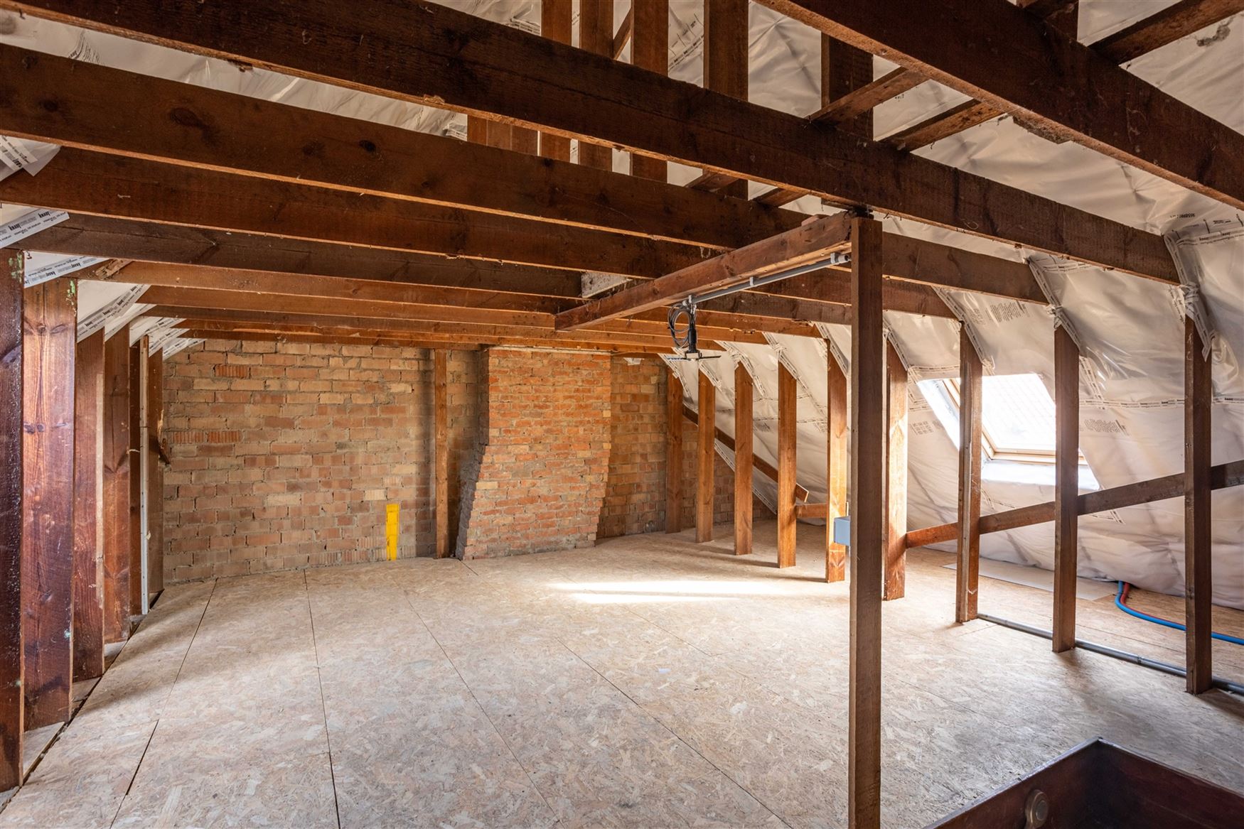 Rustig wonen, midden in het centrum van Destelbergen. Deze kwalitatief gerenoveerde woning ligt in een groene, bomenrijke straat en verrast binnen met...