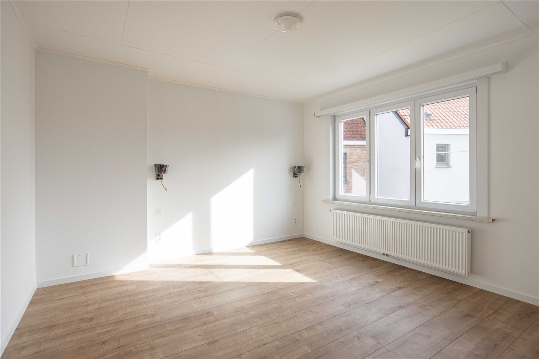 Rustig wonen, midden in het centrum van Destelbergen. Deze kwalitatief gerenoveerde woning ligt in een groene, bomenrijke straat en verrast binnen met...