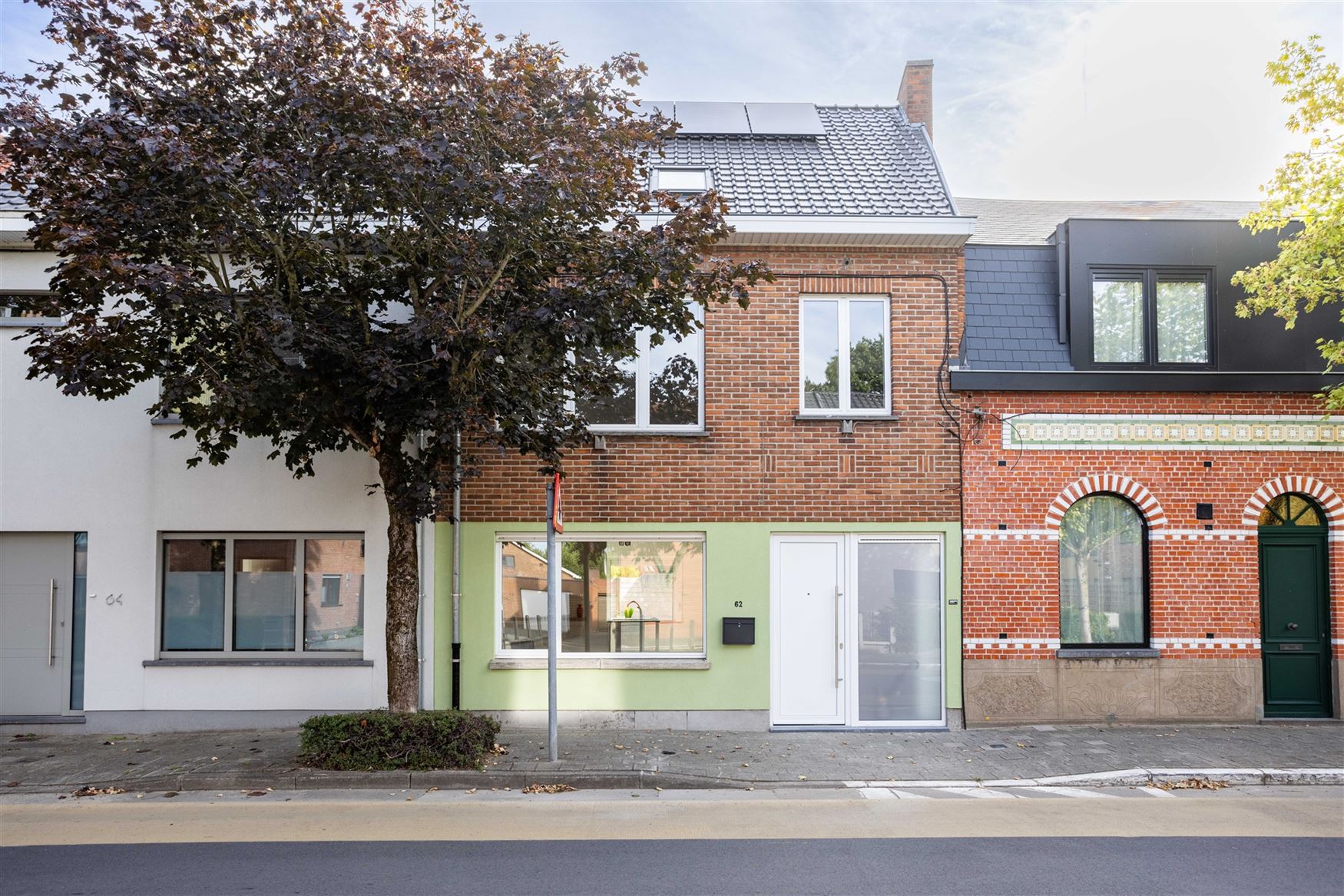 Rustig wonen, midden in het centrum van Destelbergen. Deze kwalitatief gerenoveerde woning ligt in een groene, bomenrijke straat en verrast binnen met...
