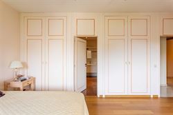 De ruimte van een woning, het gemak van een appartement. Op de vierde verdieping van residentie Green Palace ontvouwt zich maar liefst ca. 275 m² woo...