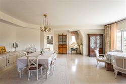 De ruimte van een woning, het gemak van een appartement. Op de vierde verdieping van residentie Green Palace ontvouwt zich maar liefst ca. 275 m² woo...