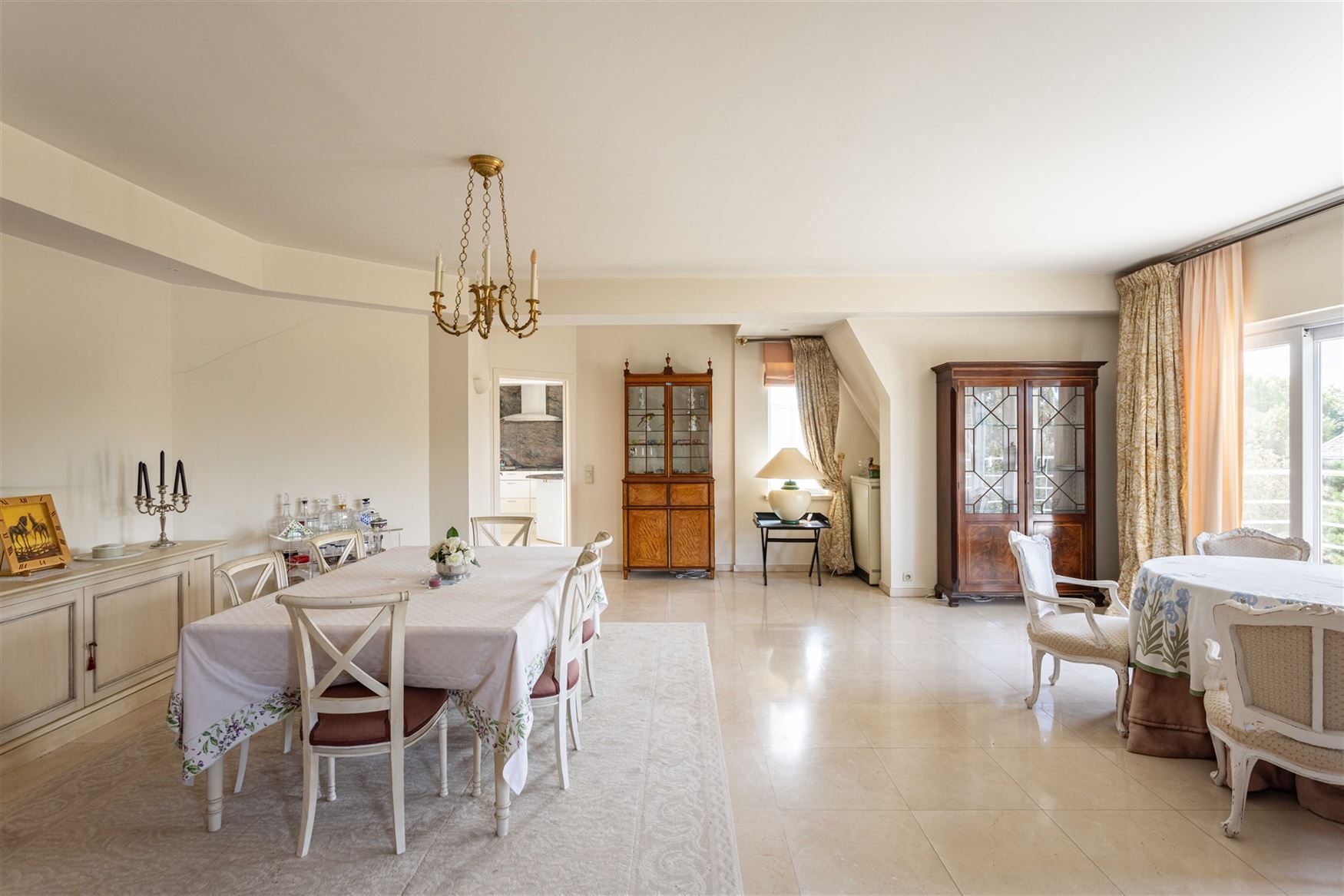 De ruimte van een woning, het gemak van een appartement. Op de vierde verdieping van residentie Green Palace ontvouwt zich maar liefst ca. 275 m² woo...