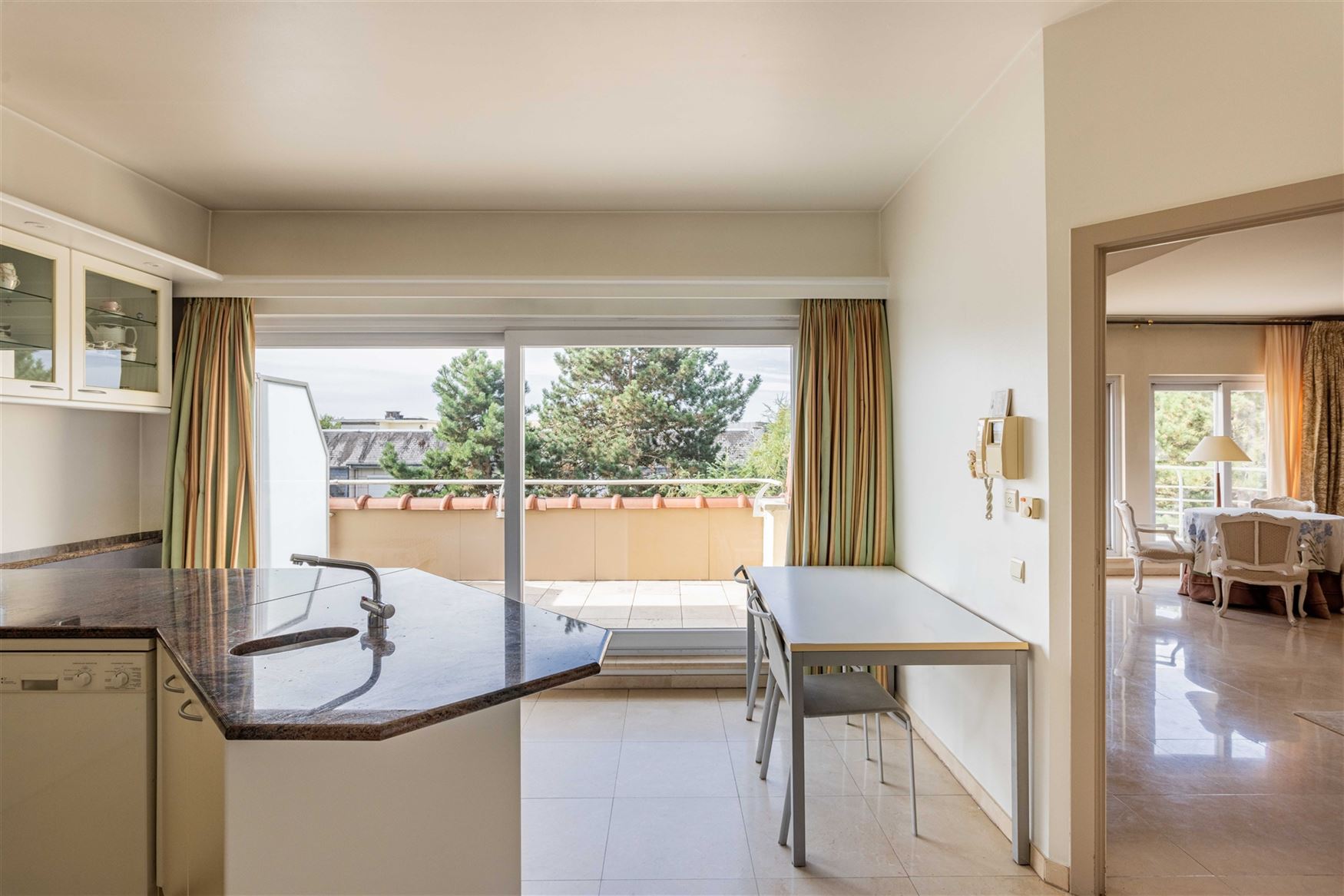 De ruimte van een woning, het gemak van een appartement. Op de vierde verdieping van residentie Green Palace ontvouwt zich maar liefst ca. 275 m² woo...