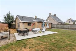 Een vrijstaande woning op 1.200 m², midden in een landelijke omgeving. Deze bungalow ligt in een kleinschalige cluster van acht woningen en biedt voo...