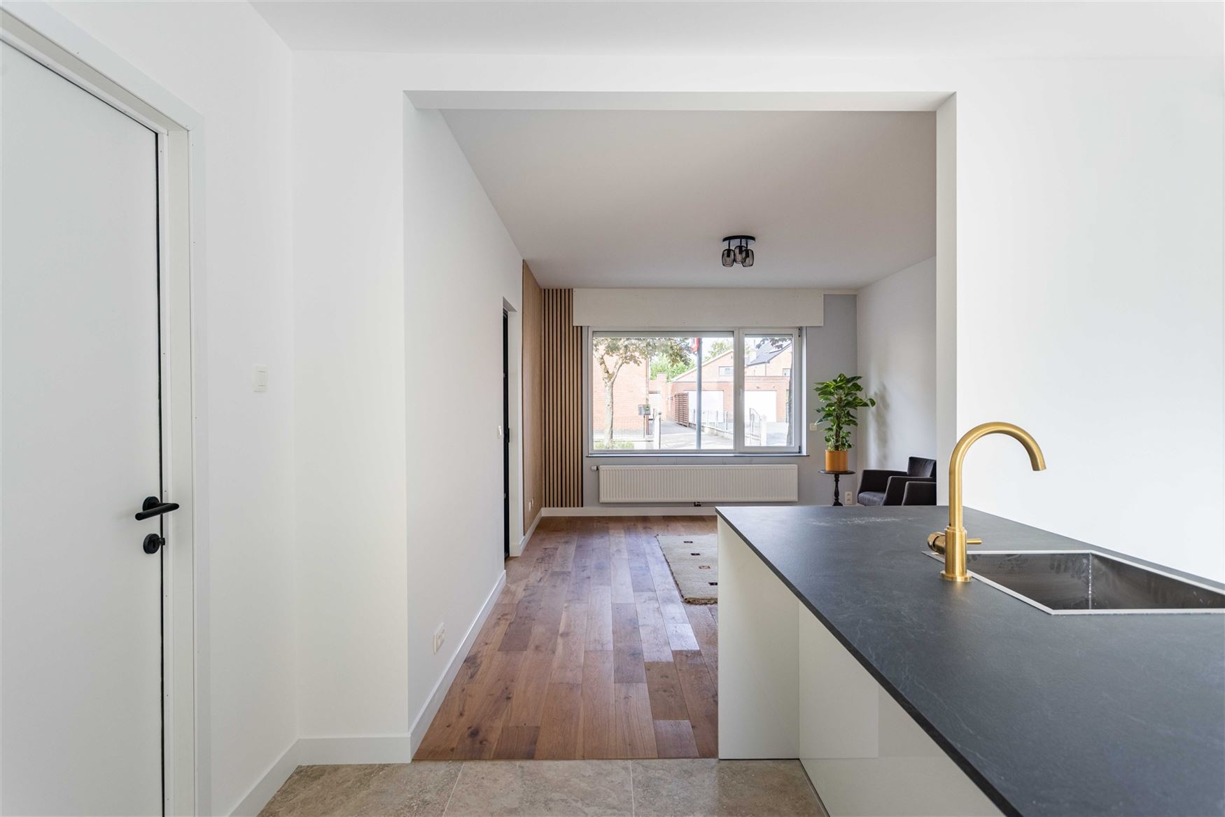 Rustig wonen, midden in het centrum van Destelbergen. Deze kwalitatief gerenoveerde woning ligt in een groene, bomenrijke straat en verrast binnen met...
