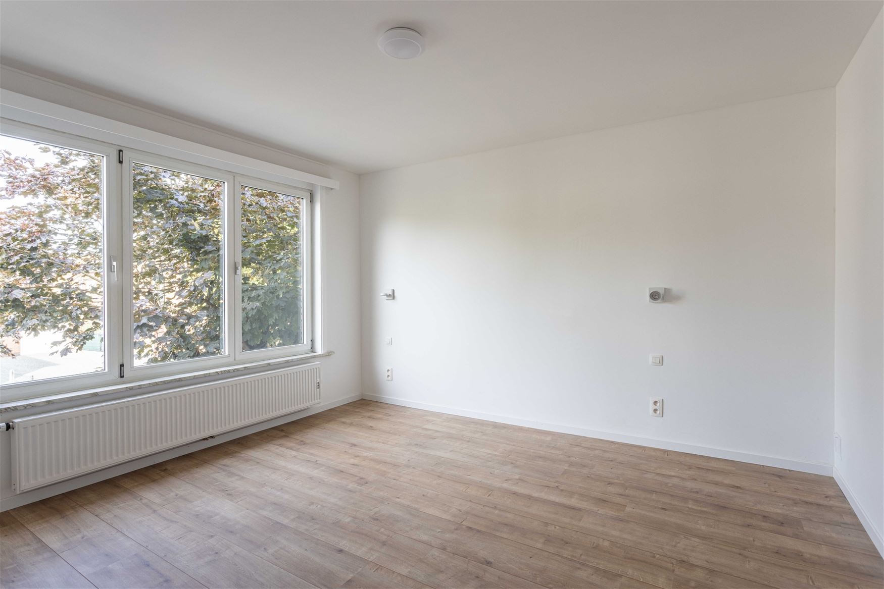 Rustig wonen, midden in het centrum van Destelbergen. Deze kwalitatief gerenoveerde woning ligt in een groene, bomenrijke straat en verrast binnen met...