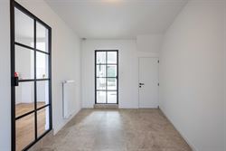 Rustig wonen, midden in het centrum van Destelbergen. Deze kwalitatief gerenoveerde woning ligt in een groene, bomenrijke straat en verrast binnen met...