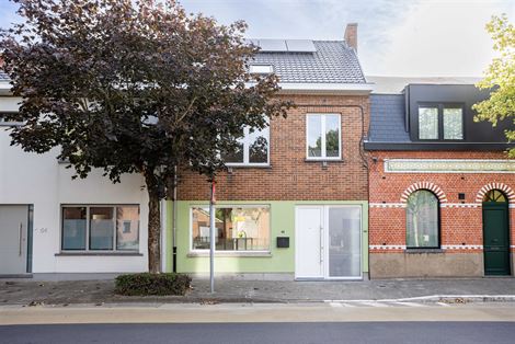 Rustig wonen, midden in het centrum van Destelbergen. Deze kwalitatief gerenoveerde woning ligt in een groene, bomenrijke straat en verrast binnen met...