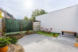 Rustig wonen, midden in het centrum van Destelbergen. Deze kwalitatief gerenoveerde woning ligt in een groene, bomenrijke straat en verrast binnen met...