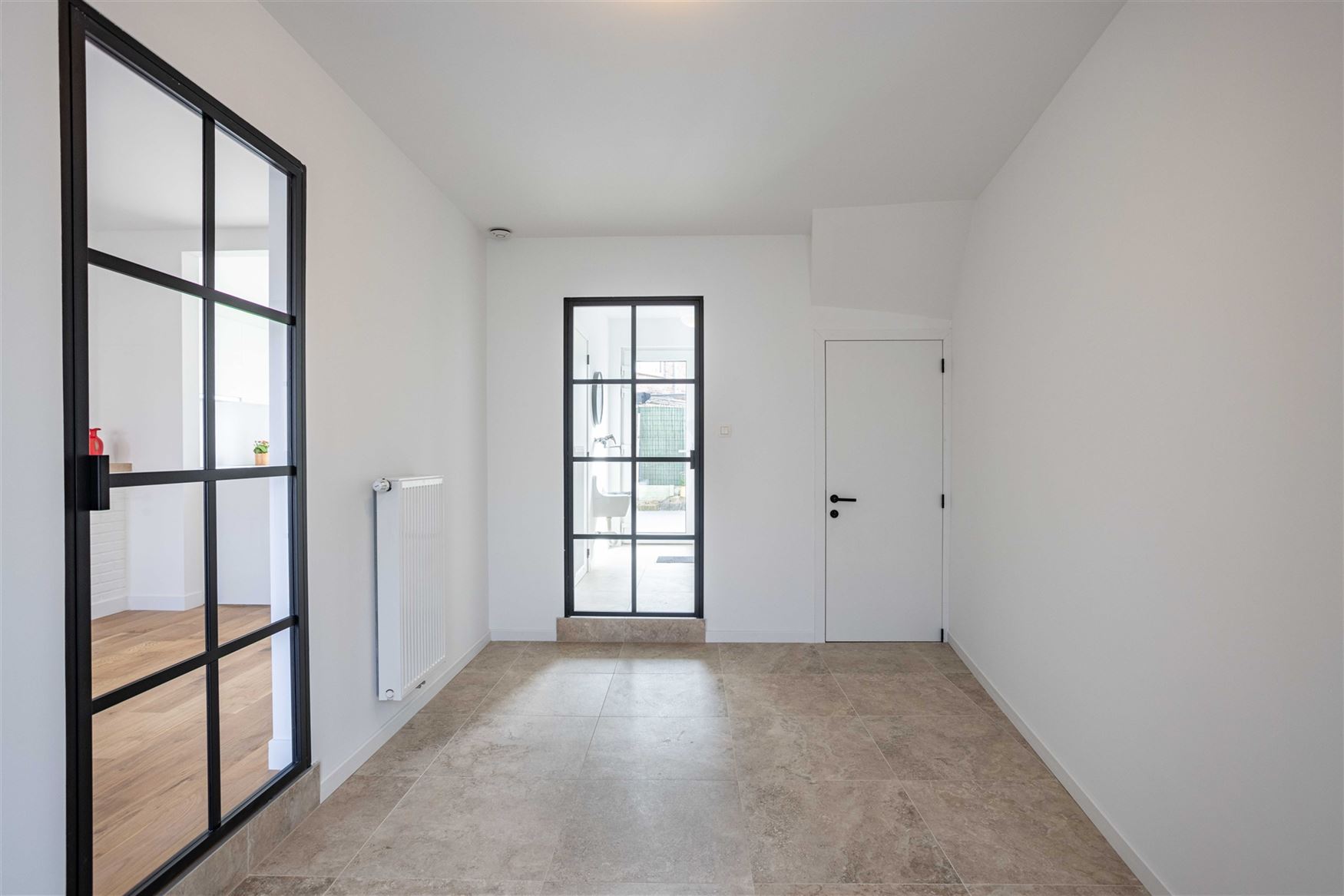 Rustig wonen, midden in het centrum van Destelbergen. Deze kwalitatief gerenoveerde woning ligt in een groene, bomenrijke straat en verrast binnen met...