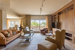 De ruimte van een woning, het gemak van een appartement. Op de vierde verdieping van residentie Green Palace ontvouwt zich maar liefst ca. 275 m² woo...