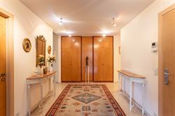 De ruimte van een woning, het gemak van een appartement. Op de vierde verdieping van residentie Green Palace ontvouwt zich maar liefst ca. 275 m² woo...