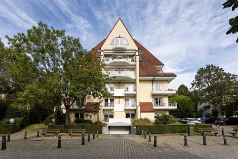 De ruimte van een woning, het gemak van een appartement. Op de vierde verdieping van residentie Green Palace ontvouwt zich maar liefst ca. 275 m² woo...