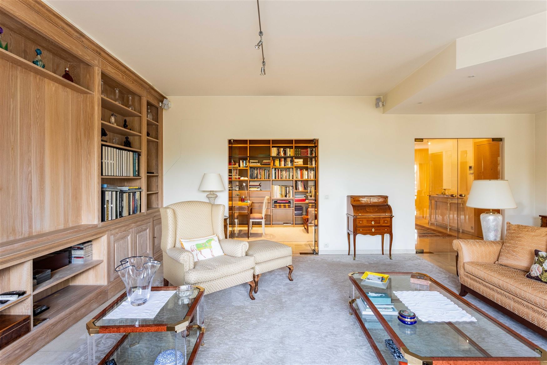 De ruimte van een woning, het gemak van een appartement. Op de vierde verdieping van residentie Green Palace ontvouwt zich maar liefst ca. 275 m² woo...