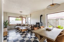 Een vrijstaande woning op 1.200 m², midden in een landelijke omgeving. Deze bungalow ligt in een kleinschalige cluster van acht woningen en biedt voo...