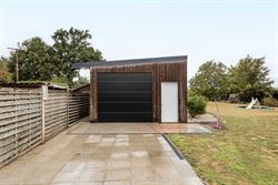 Een vrijstaande woning op 1.200 m², midden in een landelijke omgeving. Deze bungalow ligt in een kleinschalige cluster van acht woningen en biedt voo...