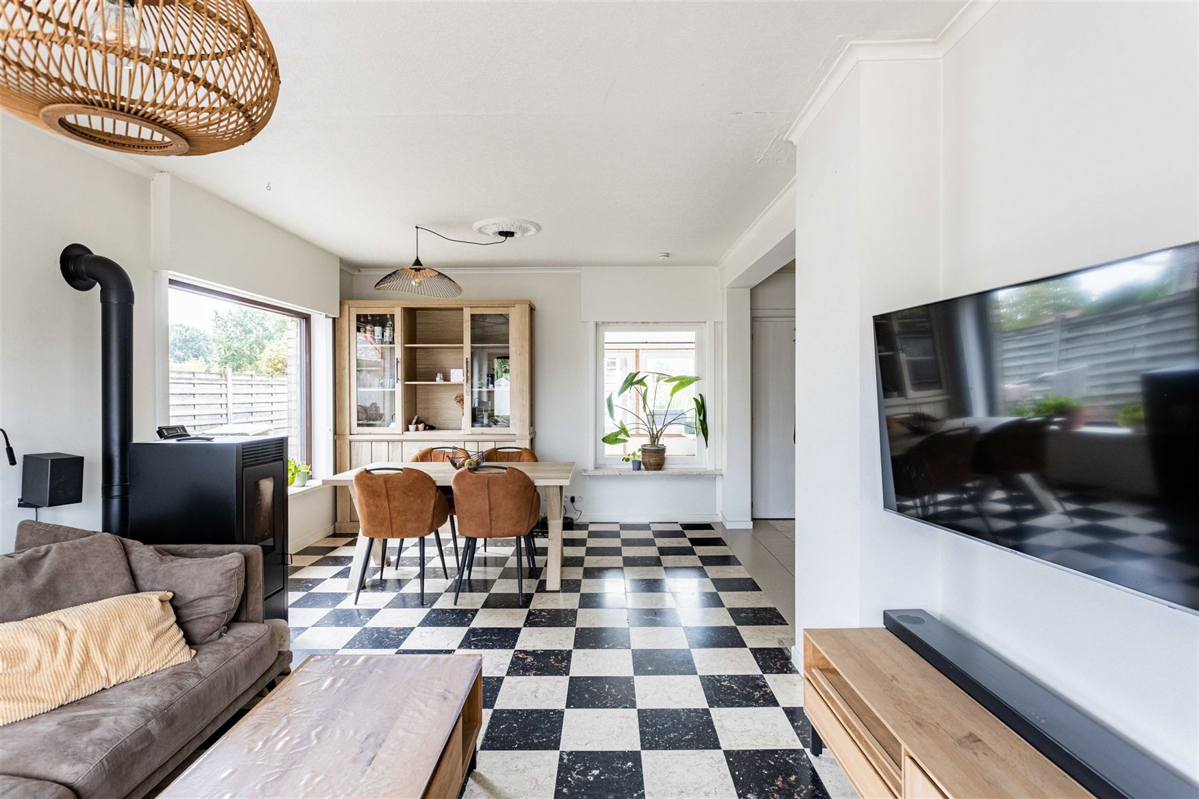 Een vrijstaande woning op 1.200 m², midden in een landelijke omgeving. Deze bungalow ligt in een kleinschalige cluster van acht woningen en biedt voo...