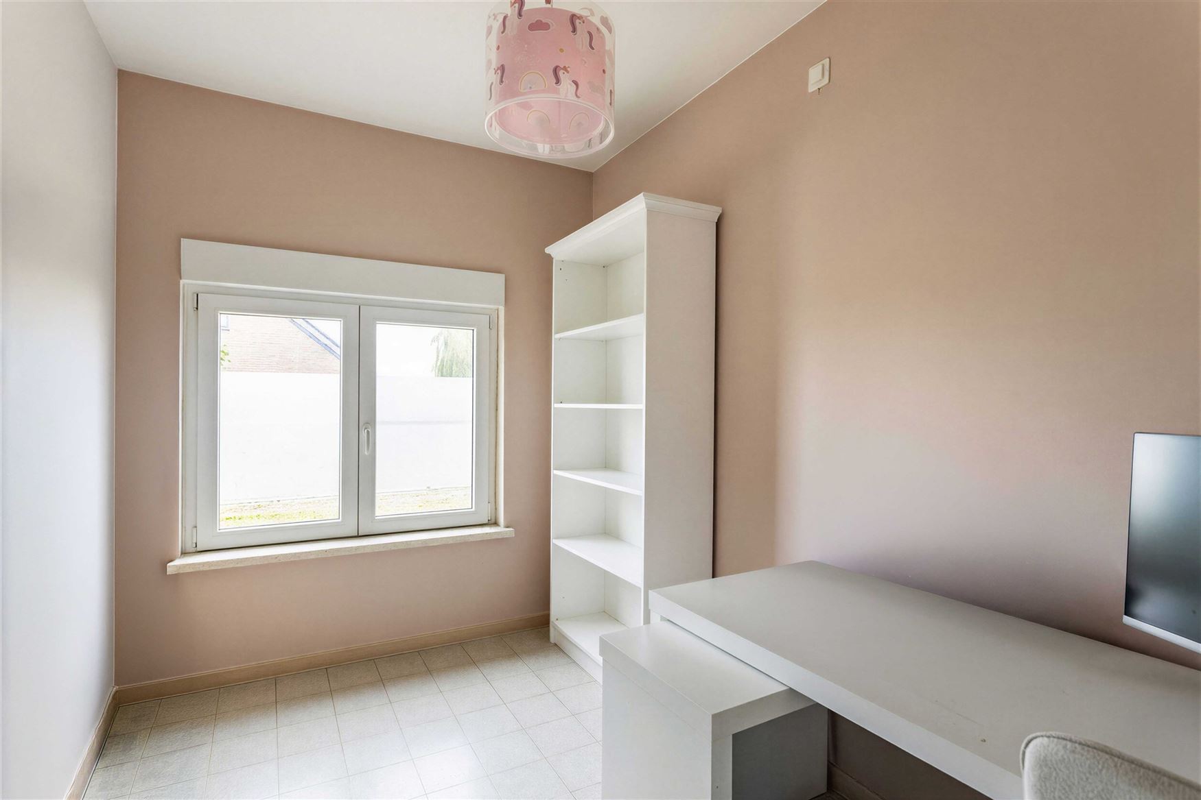 Een vrijstaande woning op 1.200 m², midden in een landelijke omgeving. Deze bungalow ligt in een kleinschalige cluster van acht woningen en biedt voo...