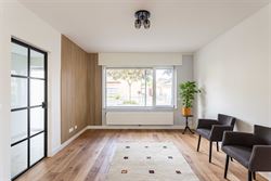 Rustig wonen, midden in het centrum van Destelbergen. Deze kwalitatief gerenoveerde woning ligt in een groene, bomenrijke straat en verrast binnen met...