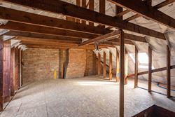 Rustig wonen, midden in het centrum van Destelbergen. Deze kwalitatief gerenoveerde woning ligt in een groene, bomenrijke straat en verrast binnen met...