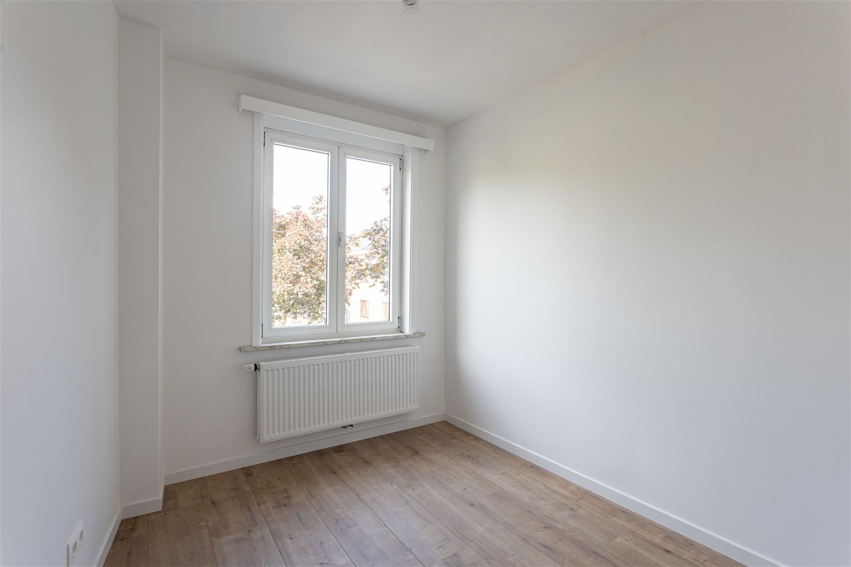 Rustig wonen, midden in het centrum van Destelbergen. Deze kwalitatief gerenoveerde woning ligt in een groene, bomenrijke straat en verrast binnen met...