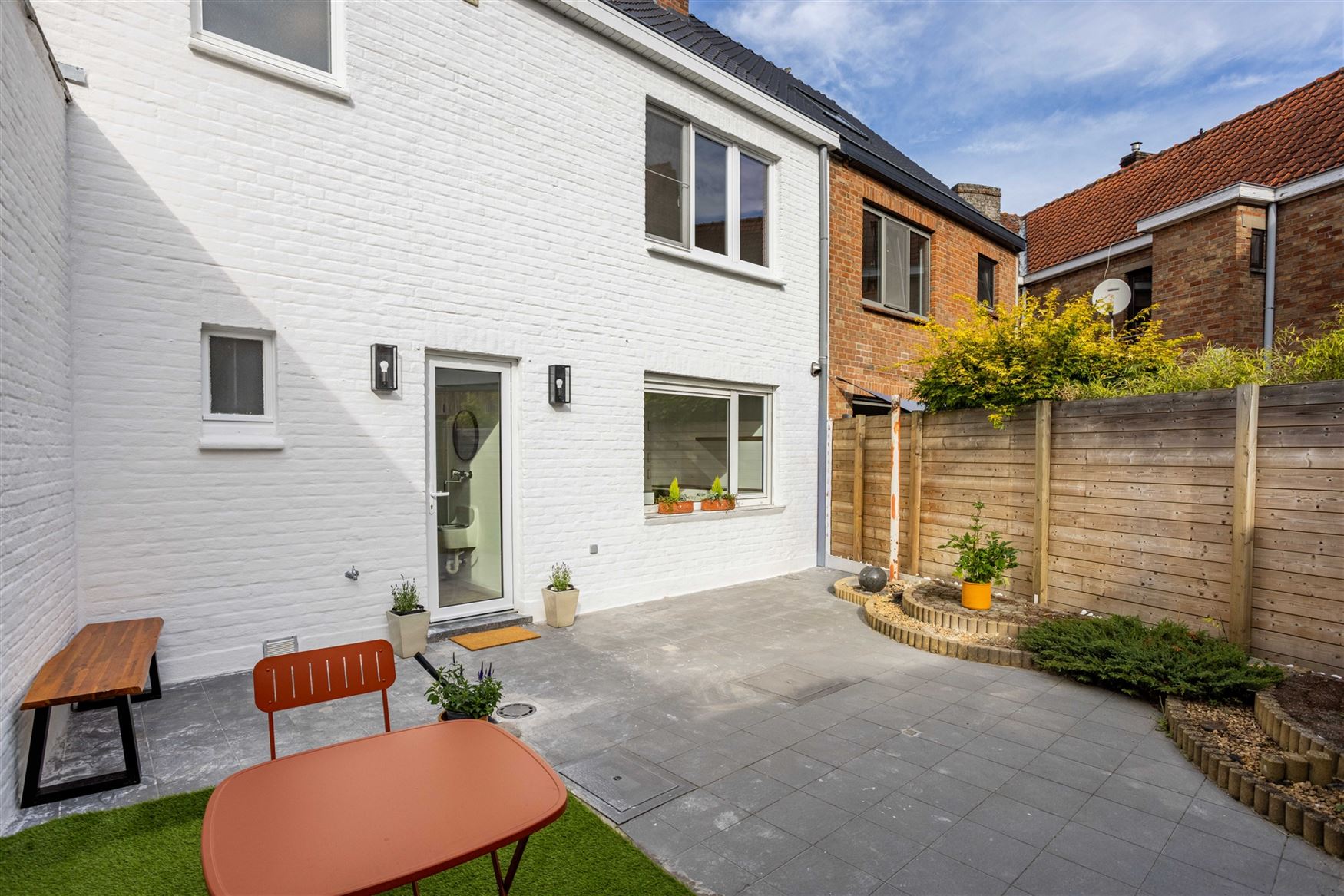 Rustig wonen, midden in het centrum van Destelbergen. Deze kwalitatief gerenoveerde woning ligt in een groene, bomenrijke straat en verrast binnen met...
