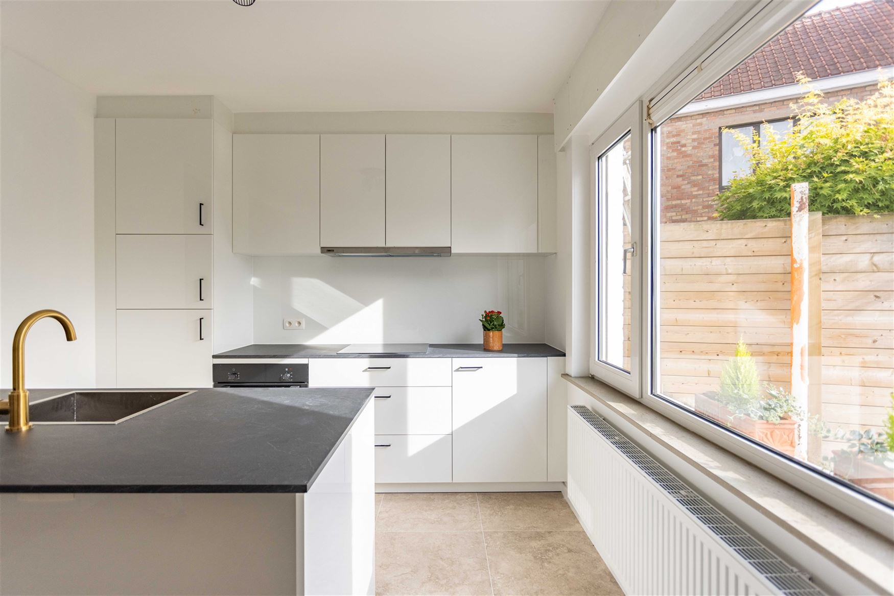 Rustig wonen, midden in het centrum van Destelbergen. Deze kwalitatief gerenoveerde woning ligt in een groene, bomenrijke straat en verrast binnen met...
