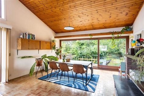 Een uitgesproken villa met een architectuur die meteen blijft hangen. Deze modernistische woning in Lievegem biedt 262 m² bruto vloeroppervlakte, vie...