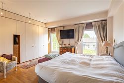 De ruimte van een woning, het gemak van een appartement. Op de vierde verdieping van residentie Green Palace ontvouwt zich maar liefst ca. 275 m² woo...