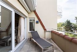 De ruimte van een woning, het gemak van een appartement. Op de vierde verdieping van residentie Green Palace ontvouwt zich maar liefst ca. 275 m² woo...