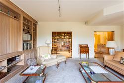 De ruimte van een woning, het gemak van een appartement. Op de vierde verdieping van residentie Green Palace ontvouwt zich maar liefst ca. 275 m² woo...