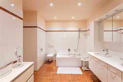 De ruimte van een woning, het gemak van een appartement. Op de vierde verdieping van residentie Green Palace ontvouwt zich maar liefst ca. 275 m² woo...