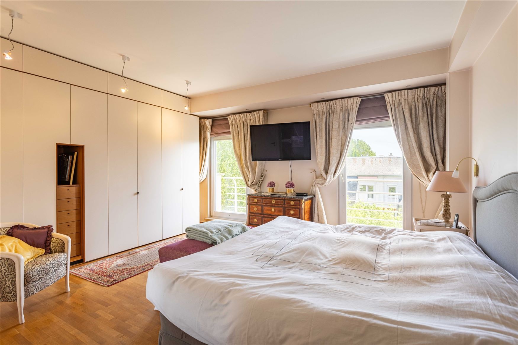 De ruimte van een woning, het gemak van een appartement. Op de vierde verdieping van residentie Green Palace ontvouwt zich maar liefst ca. 275 m² woo...