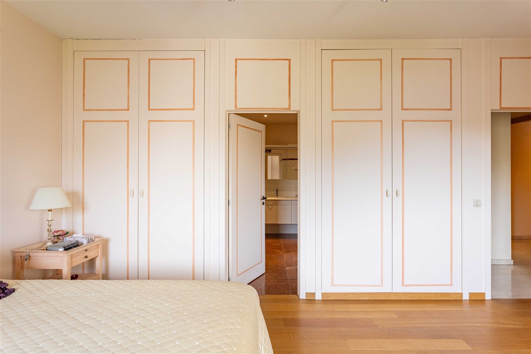 De ruimte van een woning, het gemak van een appartement. Op de vierde verdieping van residentie Green Palace ontvouwt zich maar liefst ca. 275 m² woo...