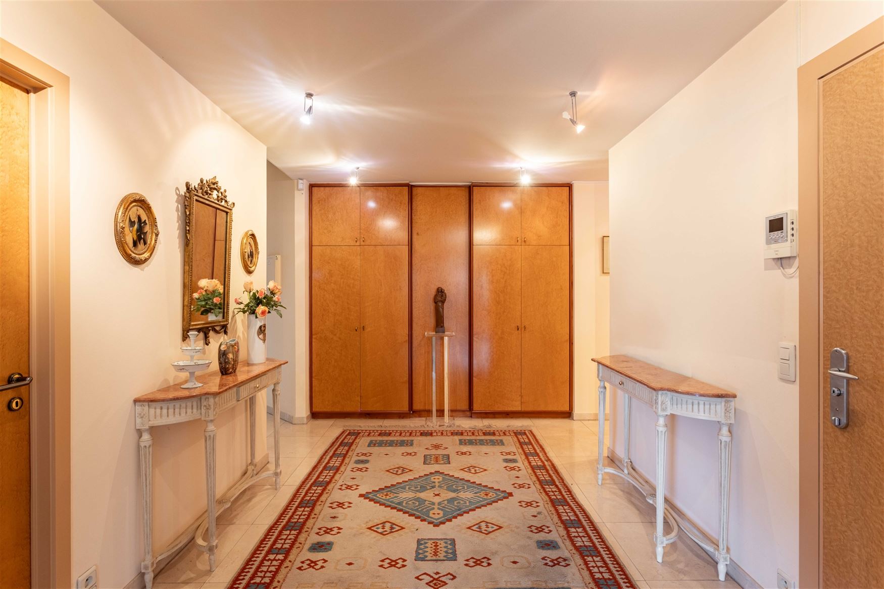 De ruimte van een woning, het gemak van een appartement. Op de vierde verdieping van residentie Green Palace ontvouwt zich maar liefst ca. 275 m² woo...