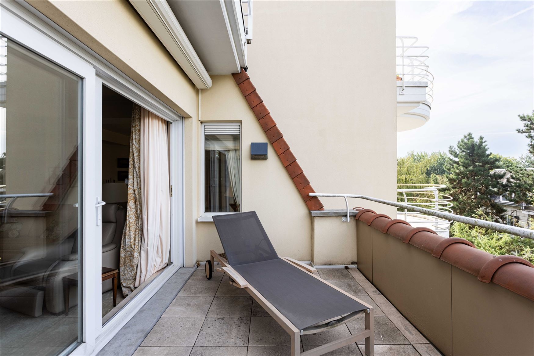De ruimte van een woning, het gemak van een appartement. Op de vierde verdieping van residentie Green Palace ontvouwt zich maar liefst ca. 275 m² woo...