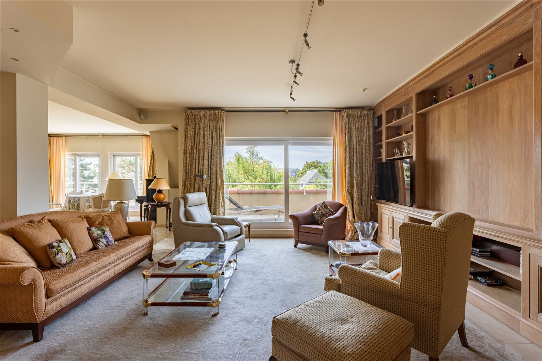 De ruimte van een woning, het gemak van een appartement. Op de vierde verdieping van residentie Green Palace ontvouwt zich maar liefst ca. 275 m² woo...