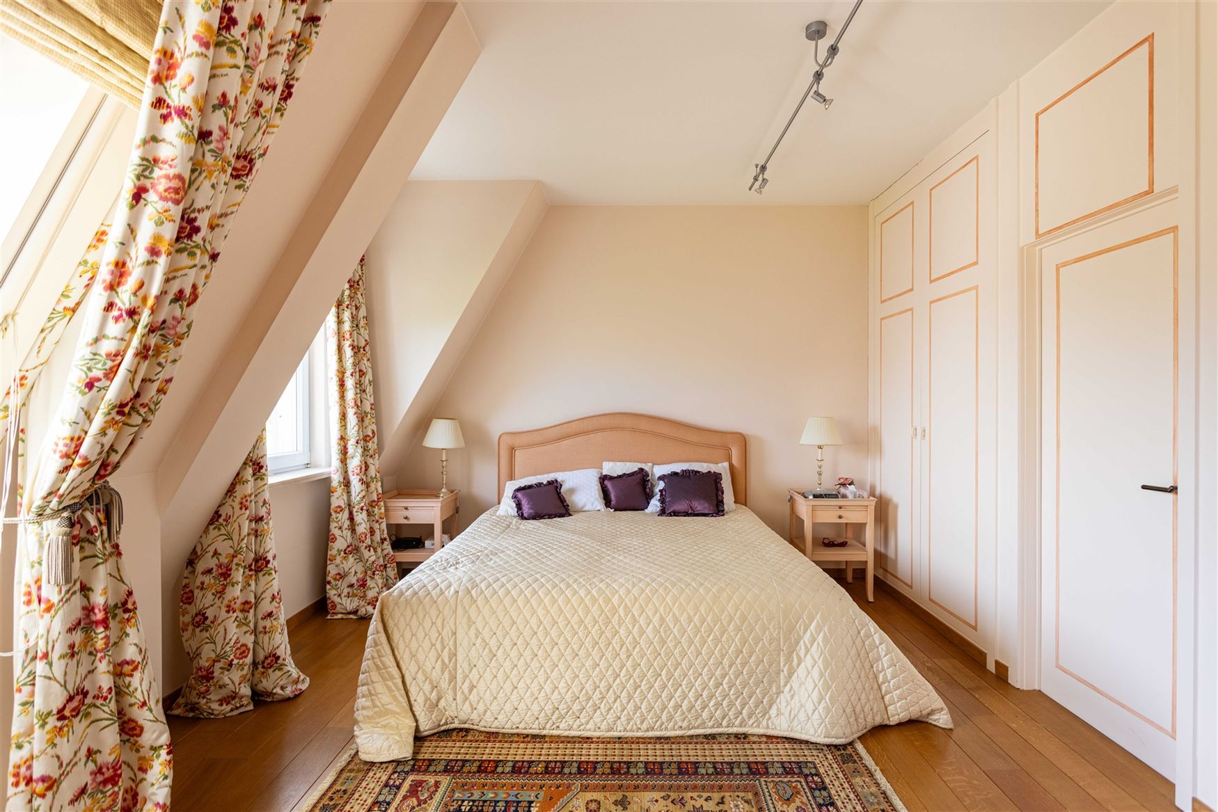De ruimte van een woning, het gemak van een appartement. Op de vierde verdieping van residentie Green Palace ontvouwt zich maar liefst ca. 275 m² woo...