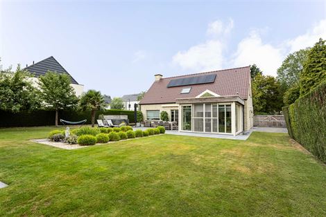 Vrijstaand, tot in de puntjes verzorgd en met Gent binnen fietsbereik. Deze landelijke gezinswoning uit 2005 brengt op 209 m² alles samen wat aangena...
