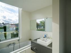 Een woning waar design en warmte perfect in balans zijn. Vanaf de inkomhal zetten de strakke lijnen, pivoterende deuren en verfijnde afwerking de toon...