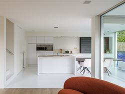 Een woning waar design en warmte perfect in balans zijn. Vanaf de inkomhal zetten de strakke lijnen, pivoterende deuren en verfijnde afwerking de toon...