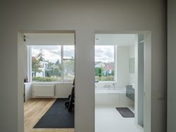 Een woning waar design en warmte perfect in balans zijn. Vanaf de inkomhal zetten de strakke lijnen, pivoterende deuren en verfijnde afwerking de toon...