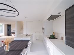 Een woning waar design en warmte perfect in balans zijn. Vanaf de inkomhal zetten de strakke lijnen, pivoterende deuren en verfijnde afwerking de toon...