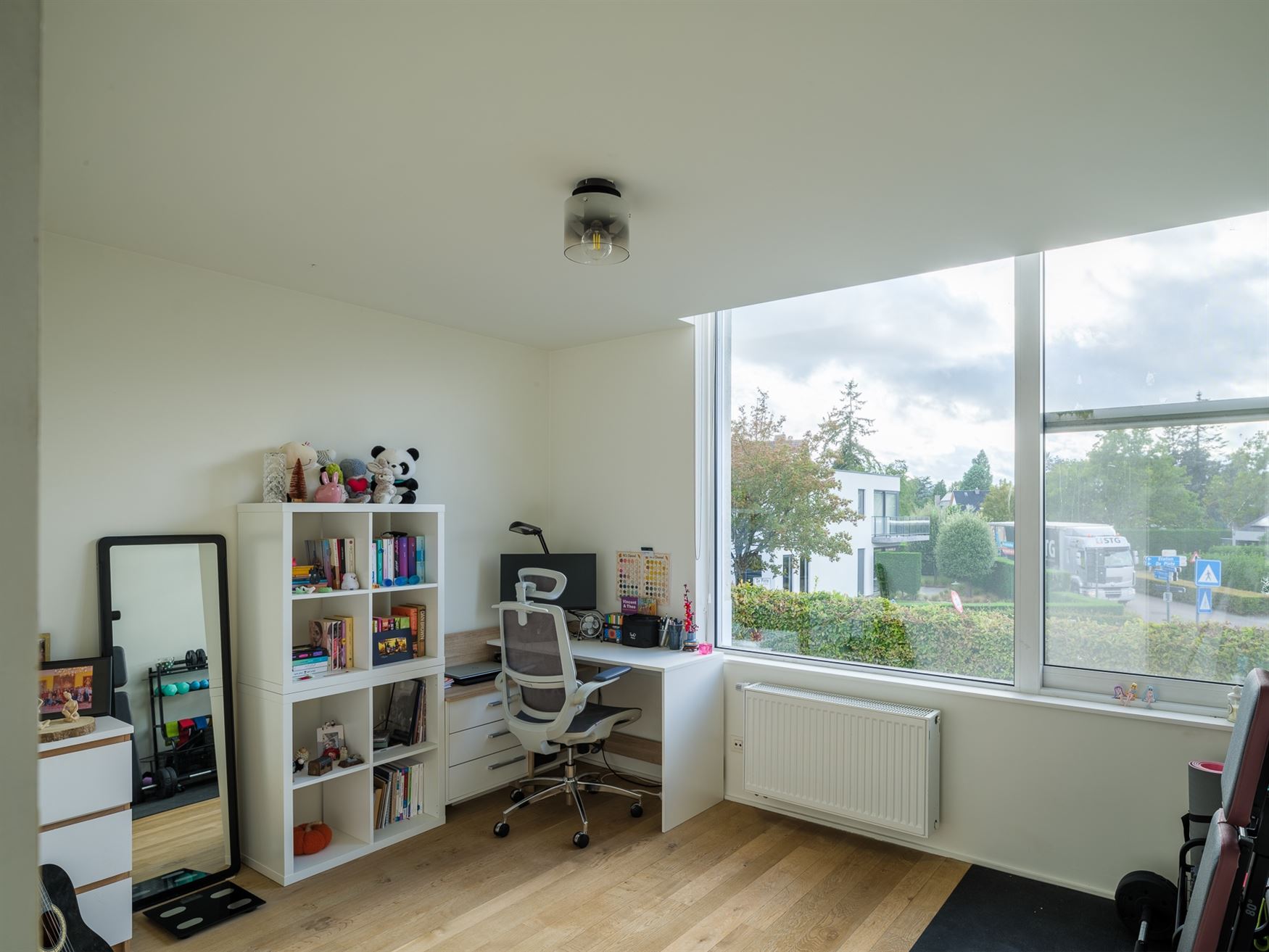 Een woning waar design en warmte perfect in balans zijn. Vanaf de inkomhal zetten de strakke lijnen, pivoterende deuren en verfijnde afwerking de toon...