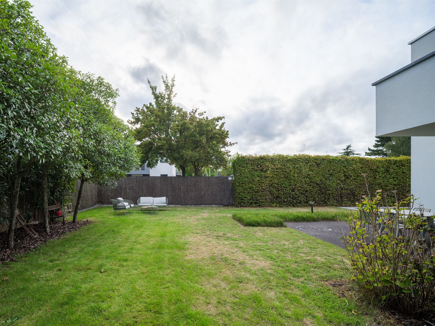 Een woning waar design en warmte perfect in balans zijn. Vanaf de inkomhal zetten de strakke lijnen, pivoterende deuren en verfijnde afwerking de toon...