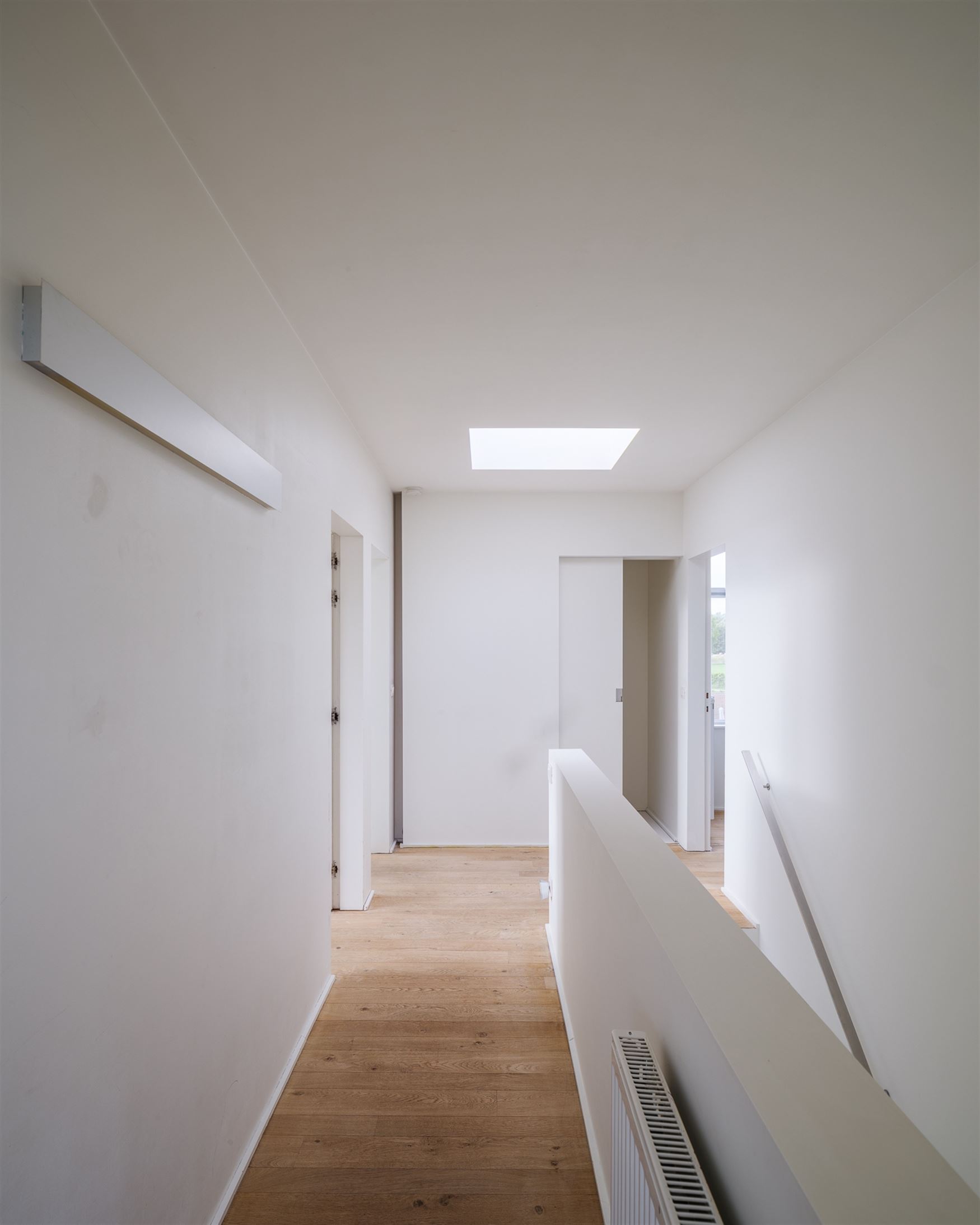 Een woning waar design en warmte perfect in balans zijn. Vanaf de inkomhal zetten de strakke lijnen, pivoterende deuren en verfijnde afwerking de toon...