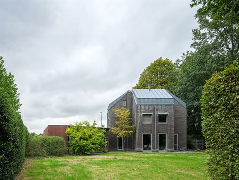 Op de grens met Sint-Martens-Latem ligt deze karaktervolle villa op een prachtig perceel van 1.304 m². Gebouwd in 1999, grondig gerenoveerd en in 201...